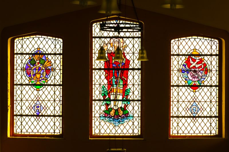Stained glass windows in the Kirk